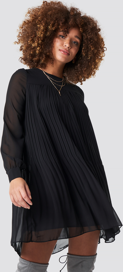 Czarna sukienka Trendyol z długim rękawem midi z okrągłym dekoltem
