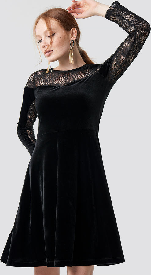 Czarna sukienka Trendyol z okrągłym dekoltem z długim rękawem rozkloszowana