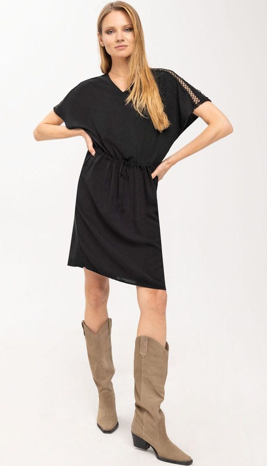 Czarna sukienka Volcano mini w stylu casual z krótkim rękawem