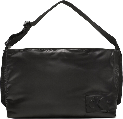 Czarna torebka Calvin Klein lakierowana na ramię