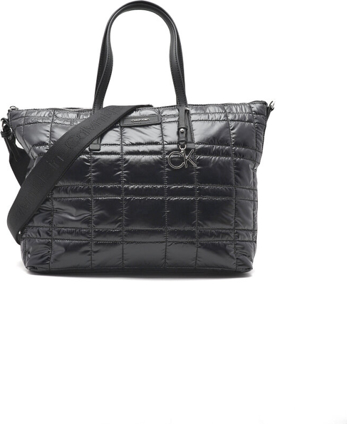 Czarna torebka Calvin Klein lakierowana na ramię duża
