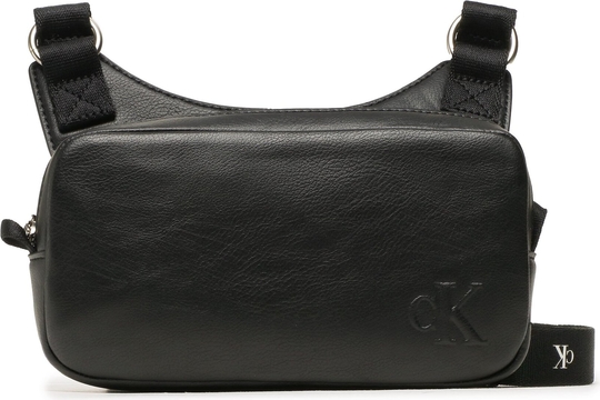 Czarna torebka Calvin Klein matowa średnia w młodzieżowym stylu