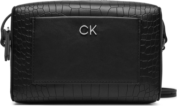 Czarna torebka Calvin Klein matowa w młodzieżowym stylu na ramię