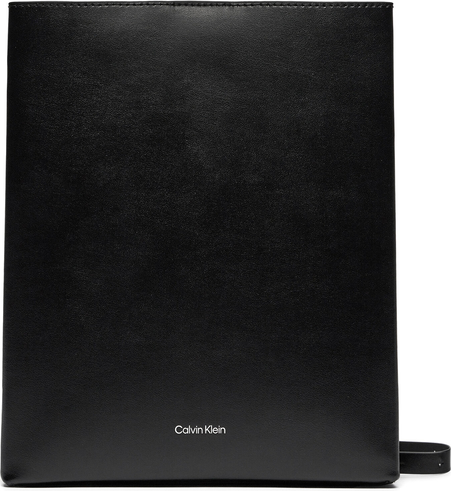 Czarna torebka Calvin Klein matowa w młodzieżowym stylu na ramię