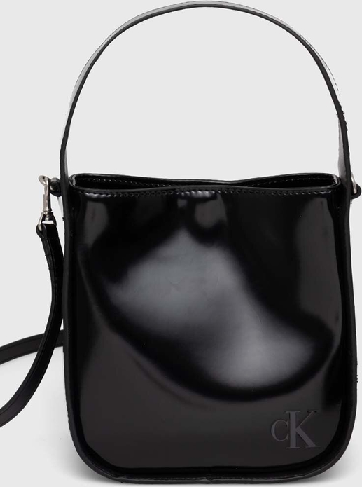 Czarna torebka Calvin Klein matowa w wakacyjnym stylu