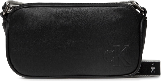 Czarna torebka Calvin Klein na ramię w młodzieżowym stylu