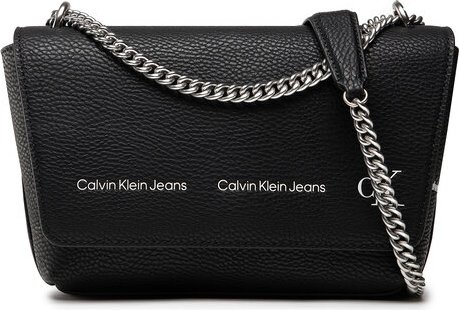 Czarna torebka Calvin Klein średnia na ramię matowa