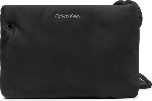 Czarna torebka Calvin Klein średnia na ramię w młodzieżowym stylu