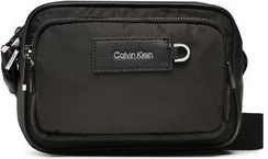 Czarna torebka Calvin Klein w młodzieżowym stylu