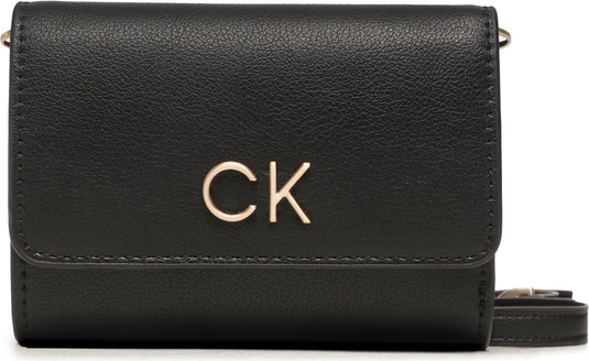 Czarna torebka Calvin Klein w młodzieżowym stylu matowa