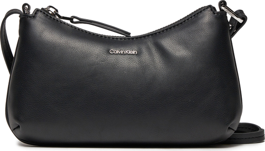 Czarna torebka Calvin Klein w młodzieżowym stylu średnia matowa
