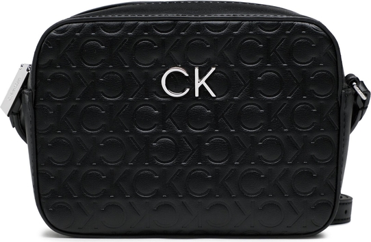 Czarna torebka Calvin Klein w młodzieżowym stylu z nadrukiem średnia