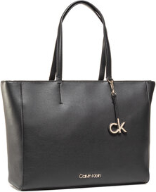 Czarna torebka Calvin Klein w wakacyjnym stylu duża
