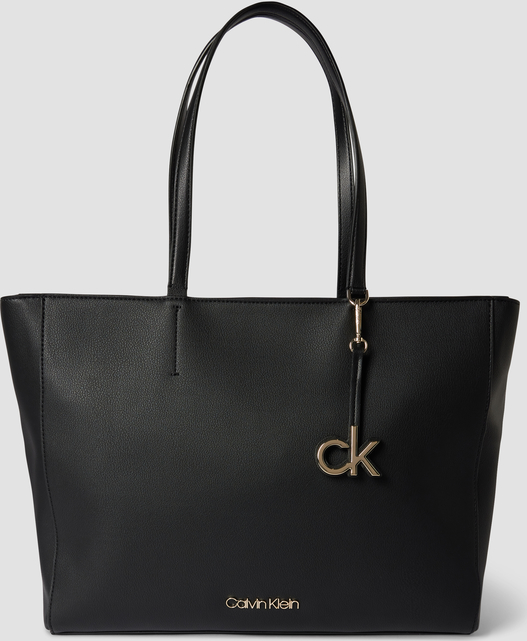 Czarna torebka Calvin Klein w wakacyjnym stylu z breloczkiem na ramię