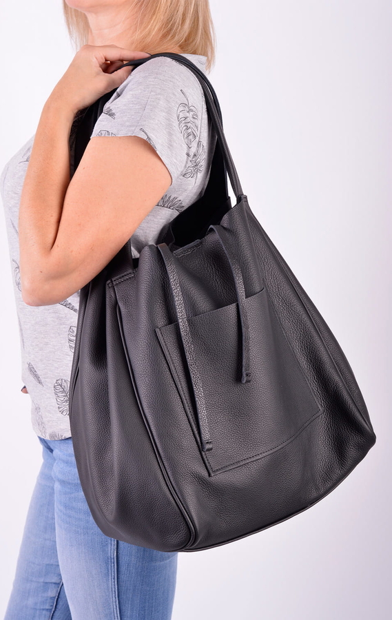 Czarna torebka Designs matowa na ramię w wakacyjnym stylu