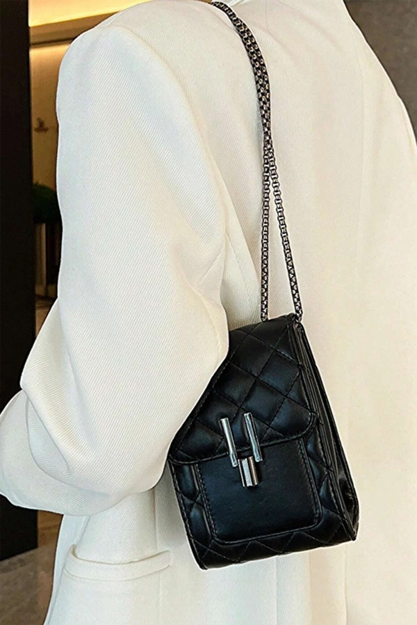 Czarna torebka IVET mała lakierowana w stylu glamour