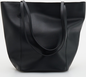 Czarna torebka Reserved duża lakierowana na ramię