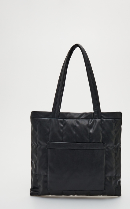 Czarna torebka Reserved lakierowana w wakacyjnym stylu na ramię