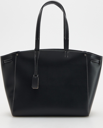 Czarna torebka Reserved lakierowana w wakacyjnym stylu ze skóry
