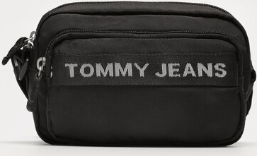 Czarna torebka Tommy Hilfiger lakierowana na ramię