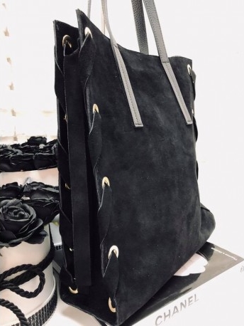 Czarna torebka Vera Pelle z aplikacjami w stylu casual z zamszu