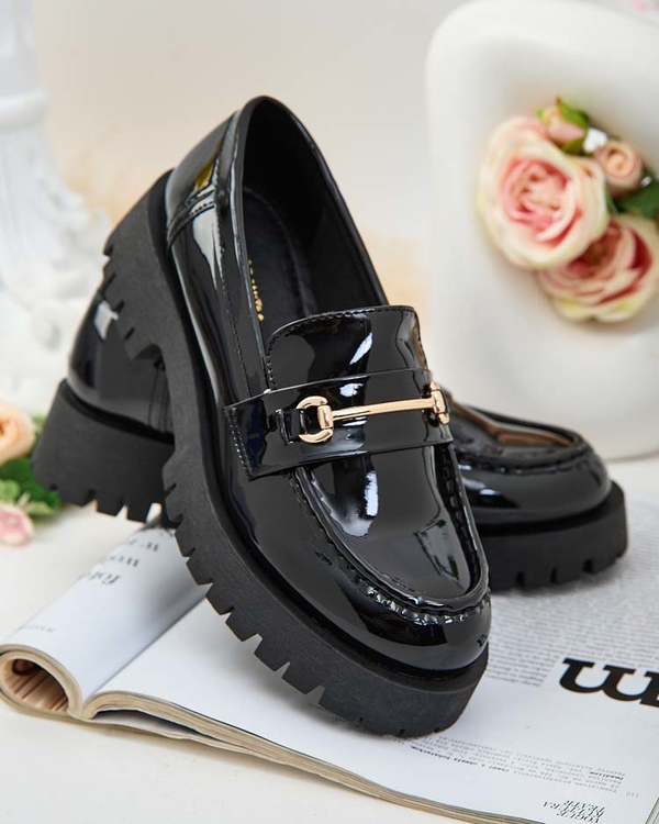 Czarne buty Royalfashion.pl lakierowane z płaską podeszwą