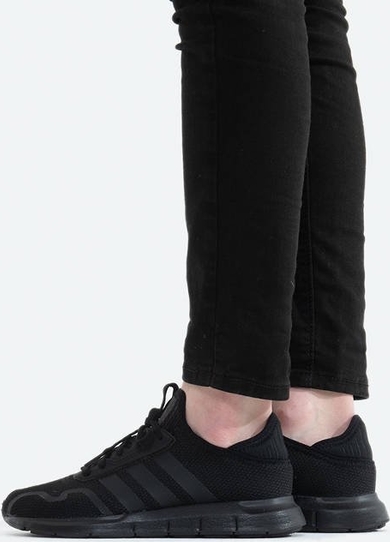 Czarne buty sportowe Adidas Originals z płaską podeszwą w sportowym stylu z zamszu