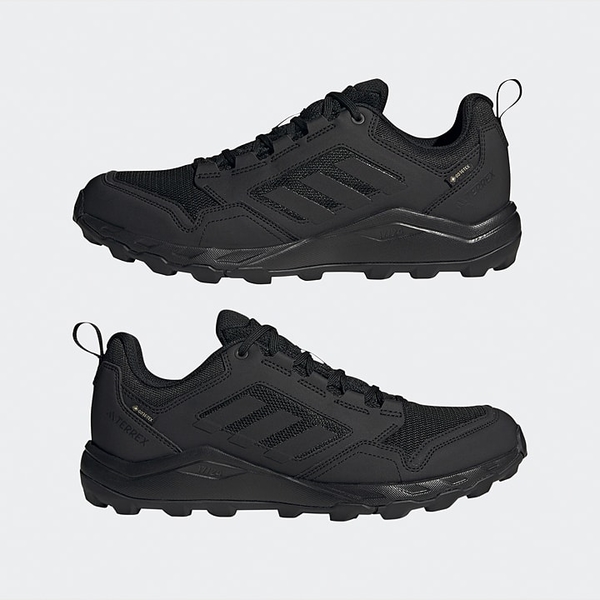 Czarne buty sportowe Adidas terrex w sportowym stylu