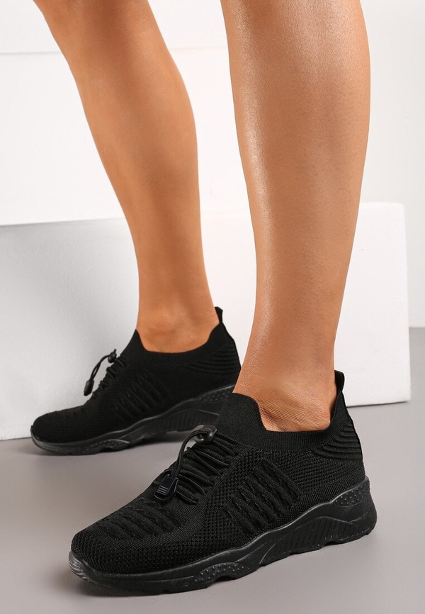 Czarne buty sportowe born2be sznurowane z płaską podeszwą w sportowym stylu