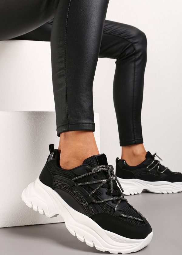 Czarne buty sportowe born2be w sportowym stylu sznurowane na platformie