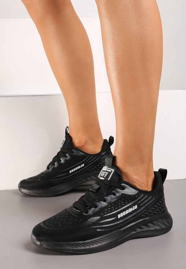 Czarne buty sportowe born2be w sportowym stylu sznurowane z płaską podeszwą