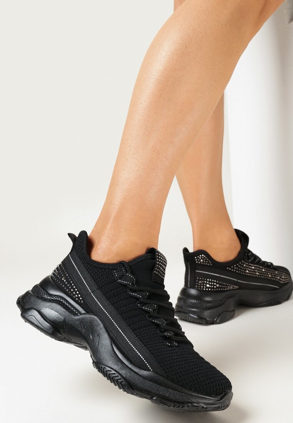 Czarne buty sportowe born2be z płaską podeszwą sznurowane w stylu casual