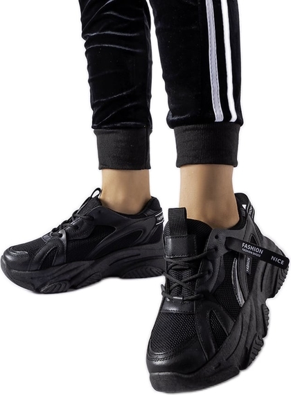 Czarne buty sportowe ButyModne sznurowane z płaską podeszwą