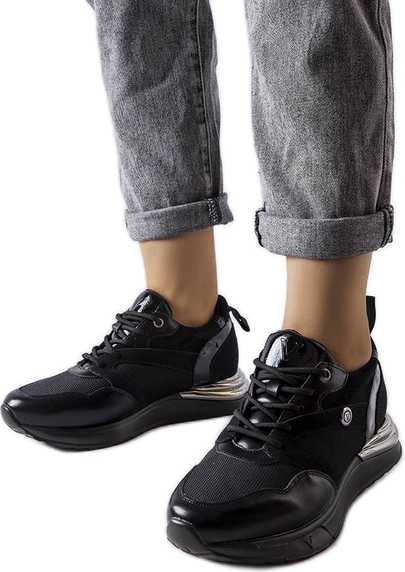 Czarne buty sportowe ButyModne w sportowym stylu sznurowane z płaską podeszwą