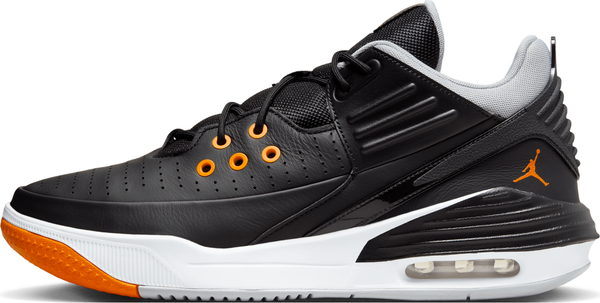 Czarne buty sportowe Jordan w sportowym stylu