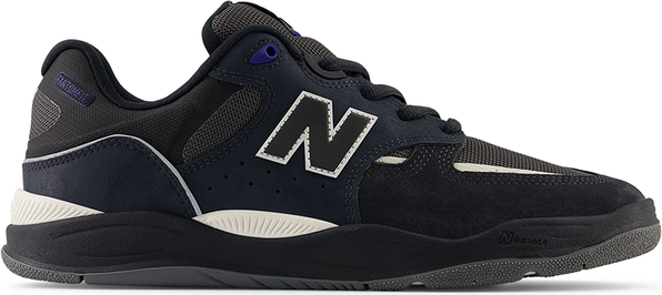Czarne buty sportowe New Balance w sportowym stylu