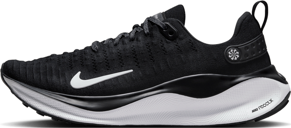 Czarne buty sportowe Nike sznurowane w sportowym stylu