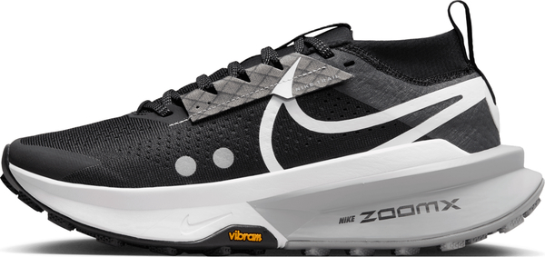 Czarne buty sportowe Nike sznurowane w sportowym stylu z płaską podeszwą