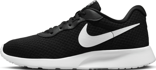 Czarne buty sportowe Nike w sportowym stylu tanjun z płaską podeszwą