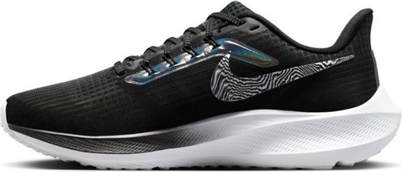 Czarne buty sportowe Nike w sportowym stylu z płaską podeszwą sznurowane
