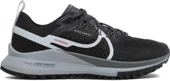 Czarne buty sportowe Nike z płaską podeszwą w sportowym stylu pegasus