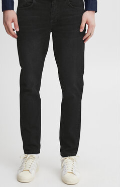 Czarne jeansy Casual Friday w street stylu