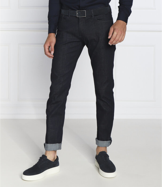 Czarne jeansy Emporio Armani w street stylu