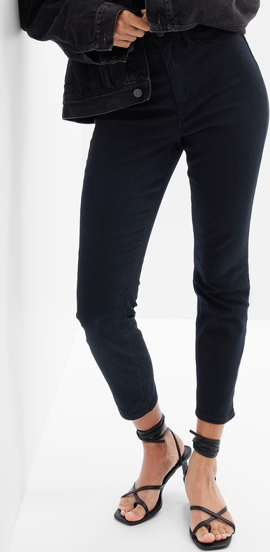 Czarne jeansy Gap w street stylu