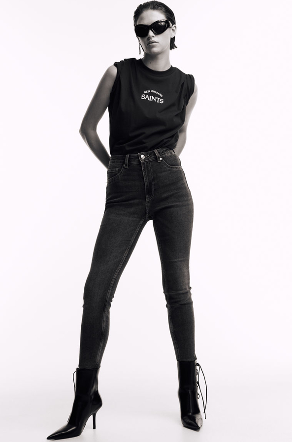 Czarne jeansy H & M w street stylu