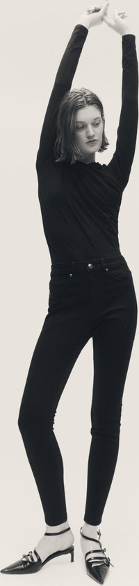 Czarne jeansy H & M w street stylu