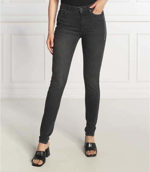 Czarne jeansy Karl Lagerfeld w street stylu