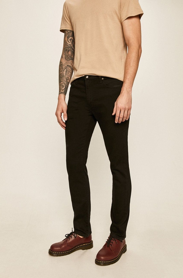 Czarne jeansy Levis w street stylu