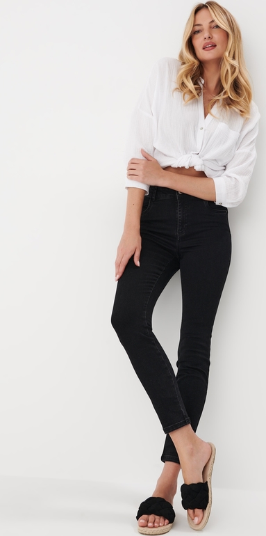 Czarne jeansy Mohito w street stylu