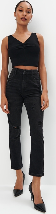 Czarne jeansy Mohito w street stylu